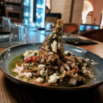 Castello 4. Αρνίσιο κότσι (μπούτσικο) με χόρτα και φέτα