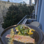 Πρεσβεία 3. Καπνιστή πέστροφα με γιαννιώτικη σαλάτα