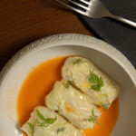 Σίλφιον 1. Γιαπρακια με φύλλα λάχανου γεμιστά με καπνιστή πέστροφα, λαχανικά τουρσί και dressing καρότο – μανταρίνι