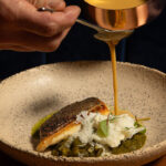 Σίλφιον 4. Λαυράκι με εικονικό “ριζότο” από πατάτες χρυσοβίτσας και σάλτσα κακαβίας