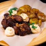 Σείριος 4. Τηγανιά πρόβεια με τσακιστές πατάτες χρυσοβιτσας μους γαλοτύρι και τηγανιτό κρεμμύδι