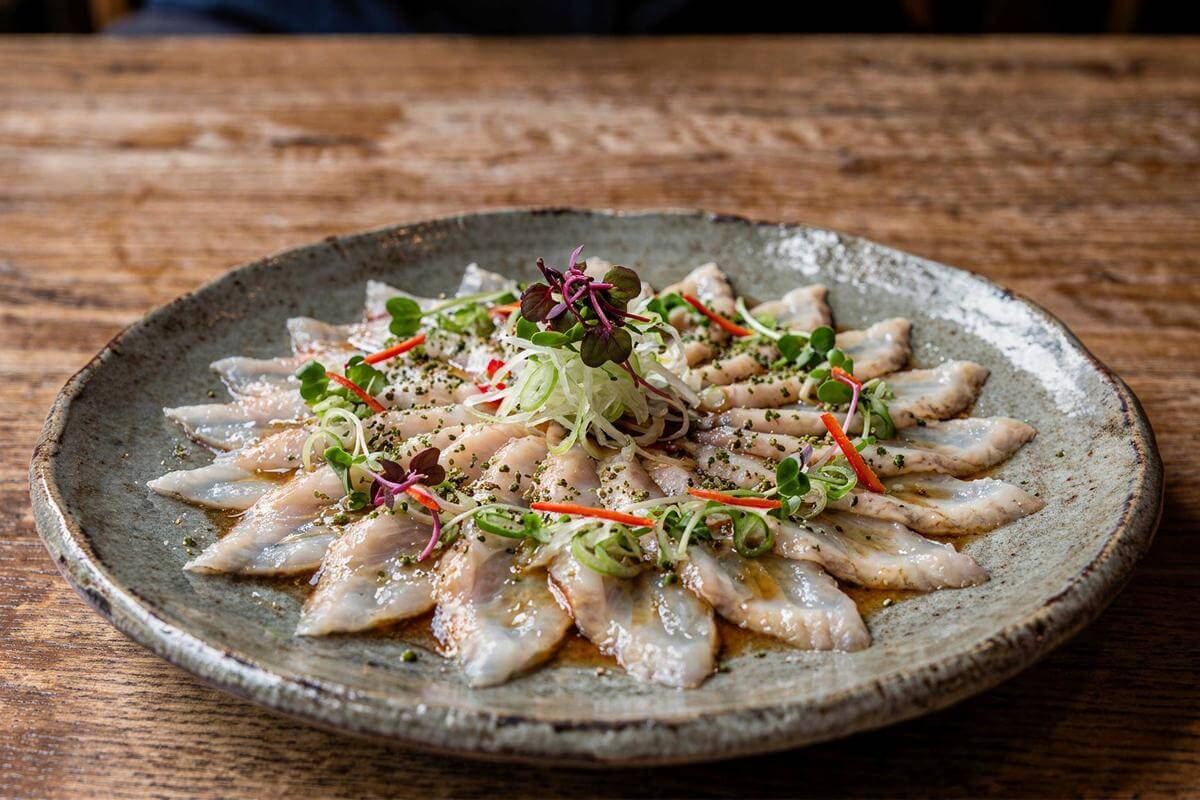 Carpaccio ωμού χελιού με ponzu & πιπέρι Sansho