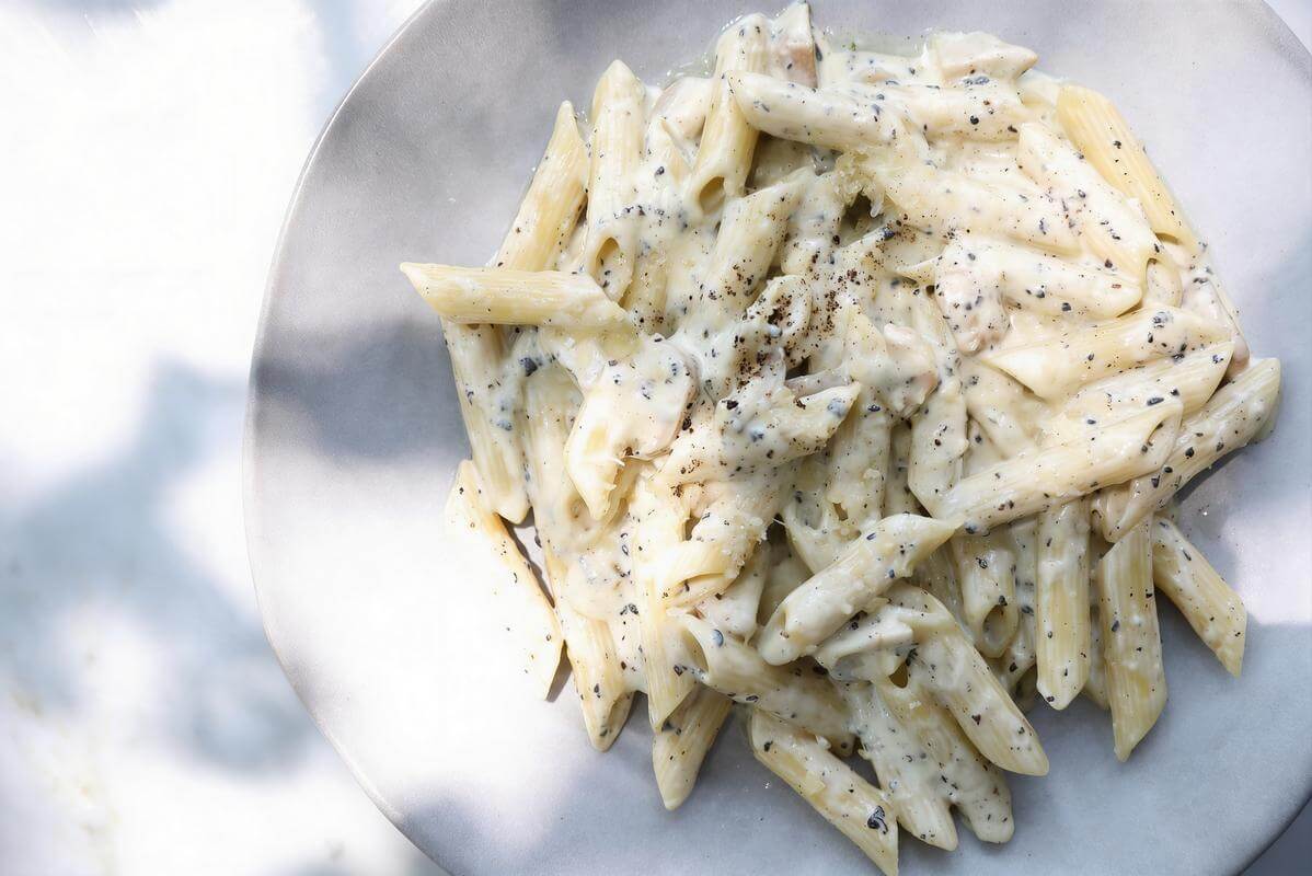 Μακαρονάδα με κρέμα γαλοτυριού και πιπέρι